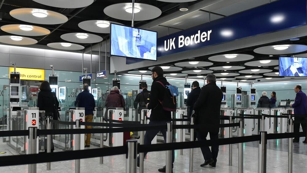 مطارات بريطانيا تشهد على نكسة الإسترليني