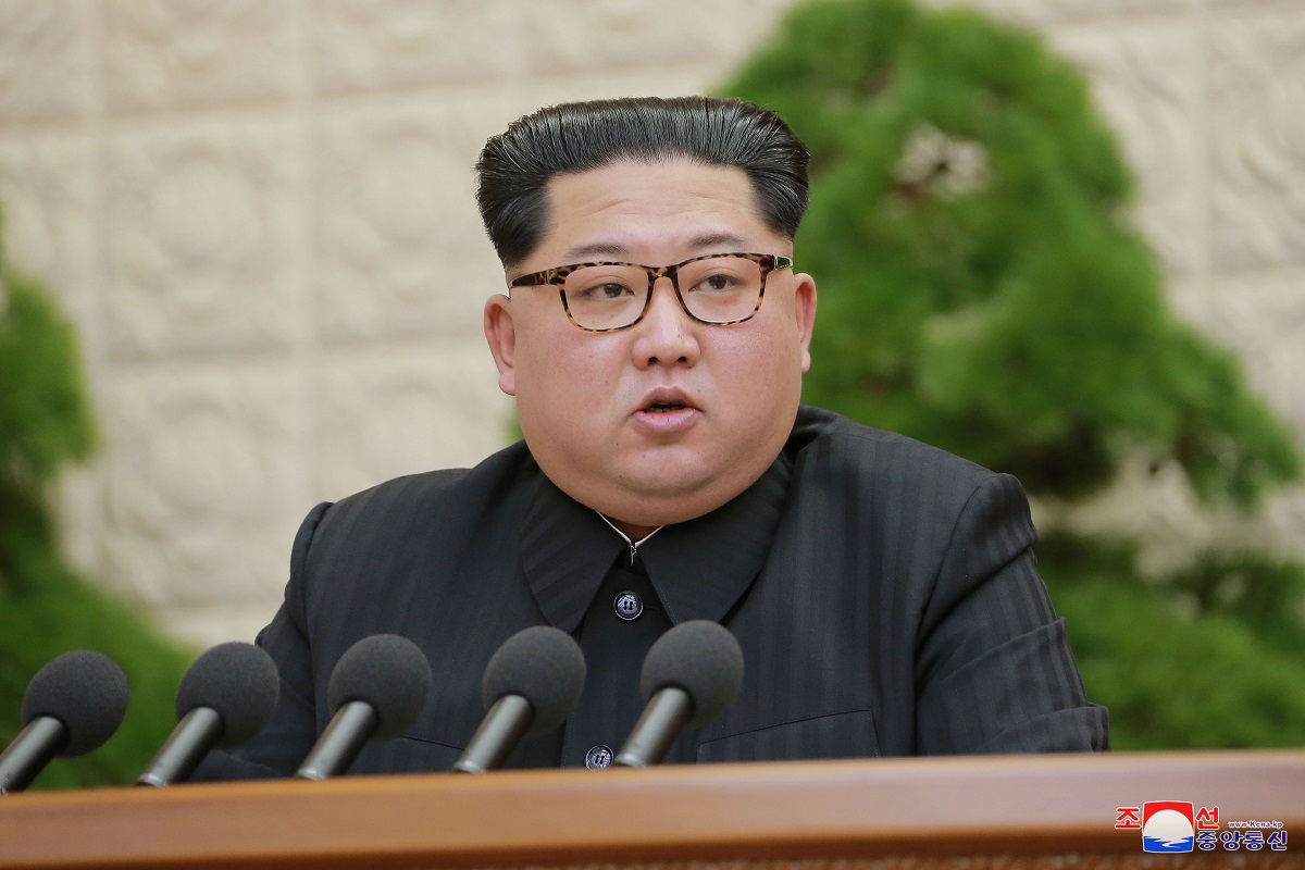 التقطت الصورة اثناء القاء قائد كوريا الشمالية كيم جونغ اون خطابا، خلال الجلسة العامة الثالثة للجنة المركزية السابعة لحزب العمال الكوري (WPK)، نشرتها وكالة الانباء الكورية (KCNA)، في بيونغ يانغ، 20 ابريل 2018. KCNA/ via Reuters