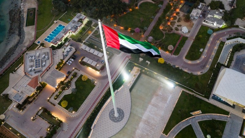 منظر جوي فريد لدولة الإمارات العربية المتحدة يلوح ليلاً.